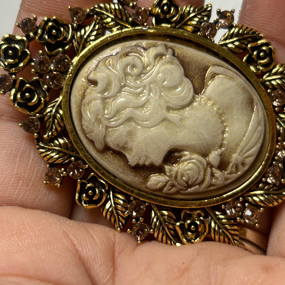 Vintage Style Gold Cameo Pendant Necklace in Cream